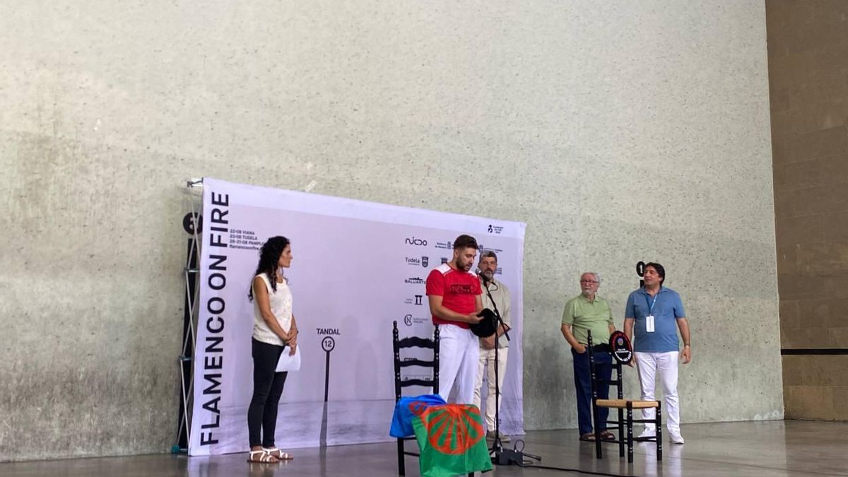 Iban García recibiendo una txapela honorífica durante el festival Flamenco on Fire.