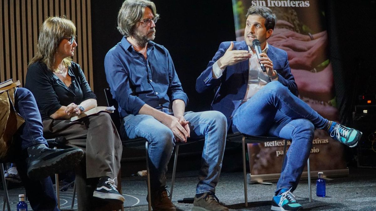 Sergi Pitarch, durante la charla, junto a Maxi Roldán y Carmen Amoraga.