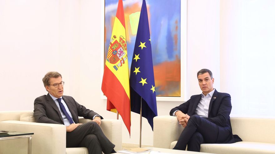 El presidente del Partido Popular, Alberto Núñez Feijóo (i) y el presidente del Gobierno, Pedro Sánchez (d), durante una reunión en La Moncloa, a 10 de octubre de 2022