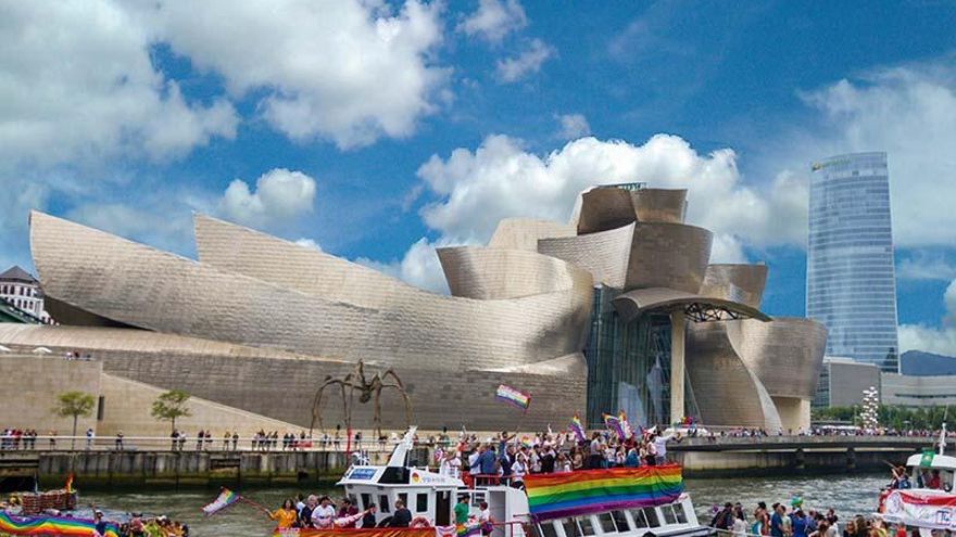 El doble Orgullo LGTBI+ de Bilbao: sin manifestación y con apoyo de instituciones, bancos y Ertzaintza o protestas contra el ‘pinkwashing’