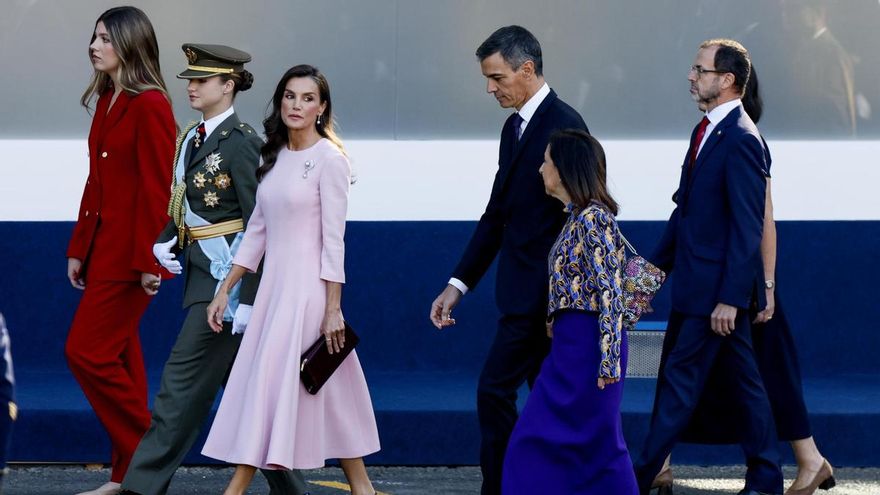 (De i a d) La infanta Sofía, la princesa Leonor, la reina Letizia, el Presidente del Gobierno, Pedro Sánchez, y la ministra de Defensa, Margarita Robles, durante el tradicional desfile militar del 12 de octubre de 2026