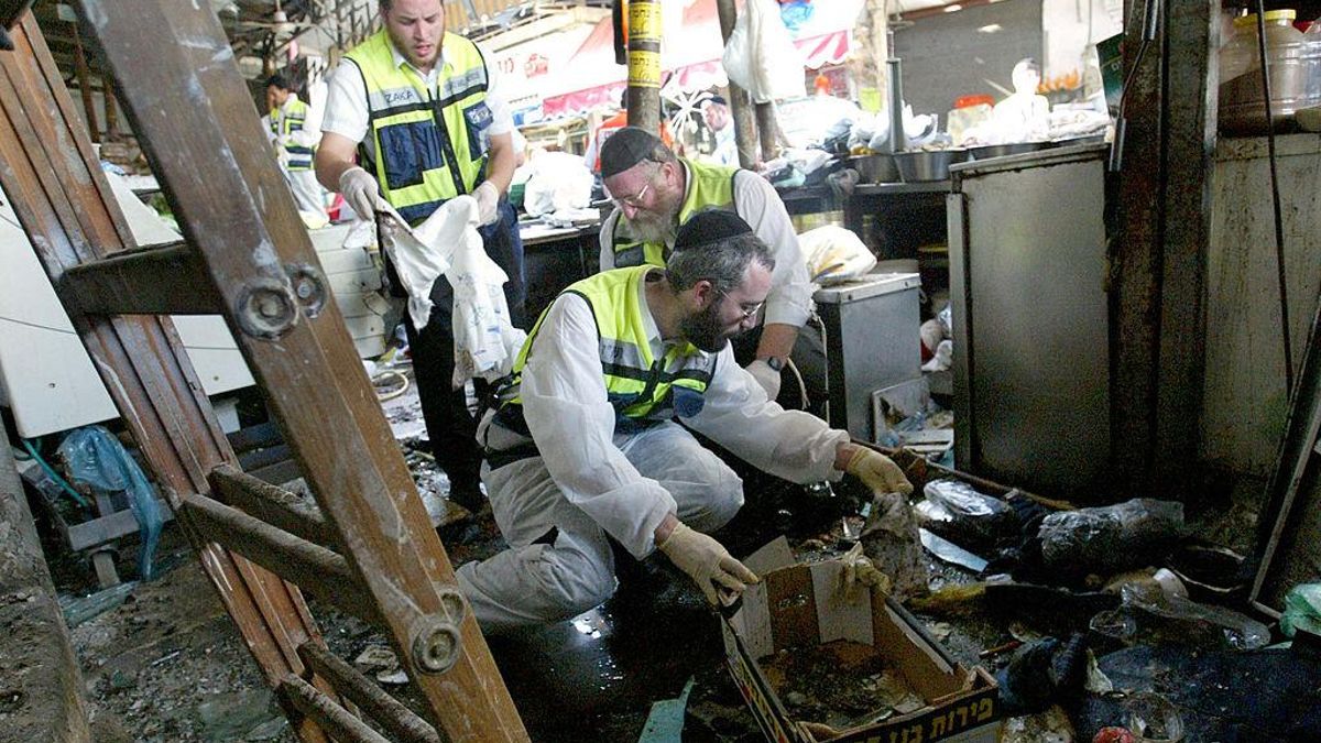 Varios trabajadores israelíes, tras el ataque en el mercado de 2004 en el que estuvo involucrado Khandaqji en 2004, durante la Segunda Intifada.