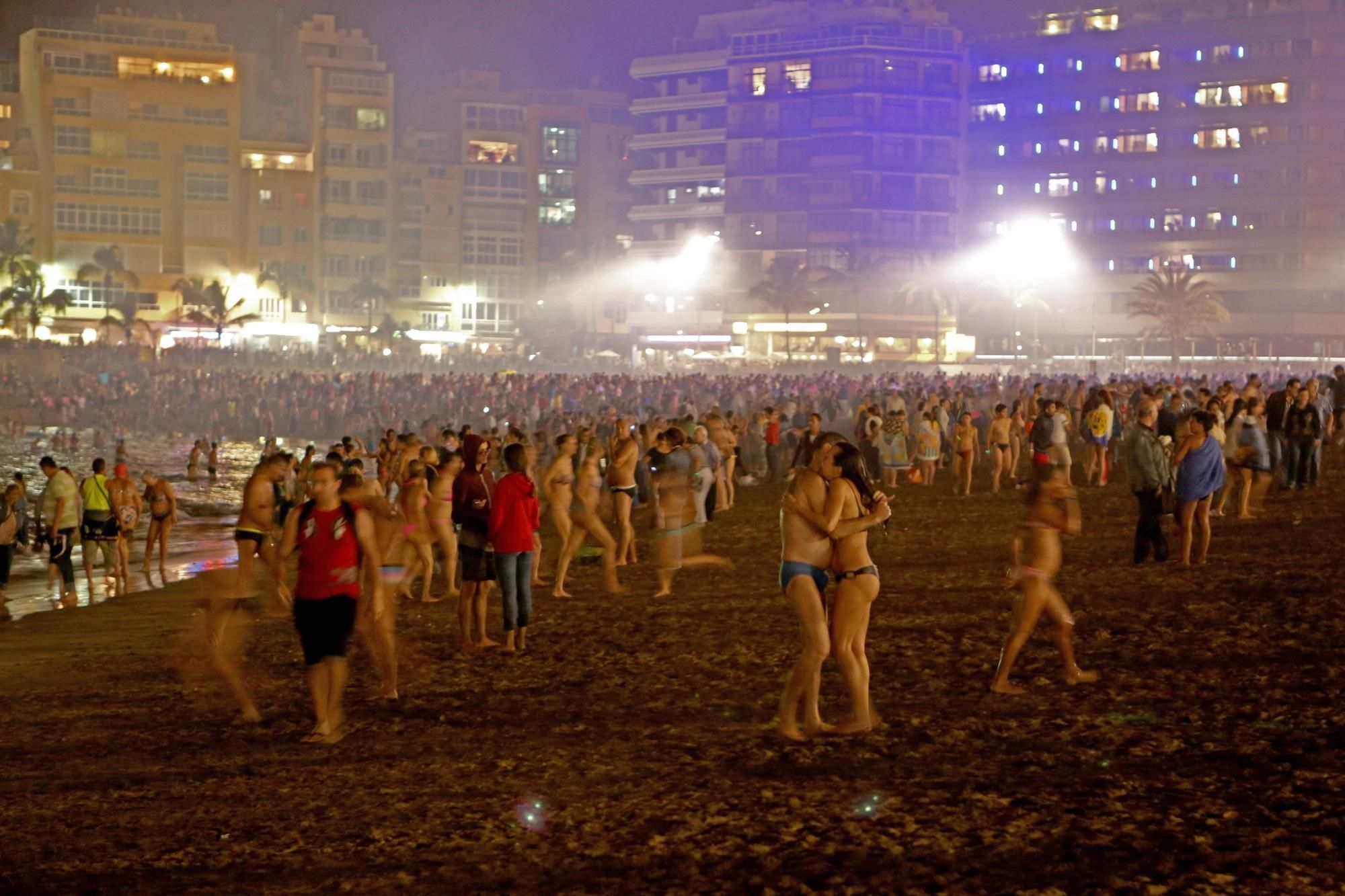 Noche de San Juan en Las Canteras (ALEJANDRO RAMOS)