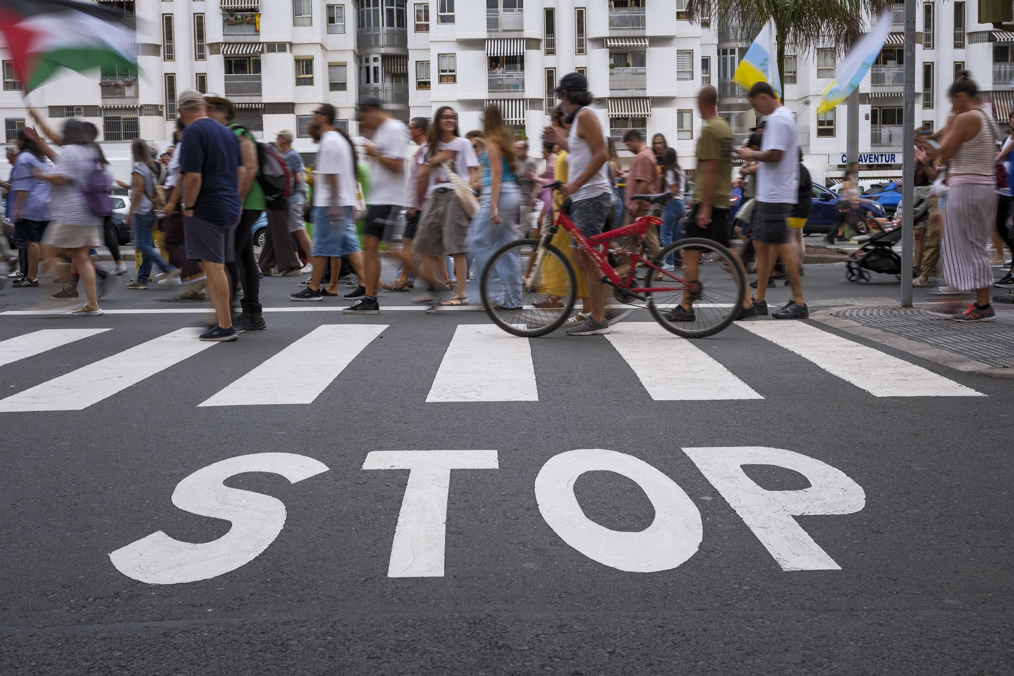 Miles de canarios han salido a la calle este sábado en Santa Cruz de Tenerife, para alzar la voz contra la especulación