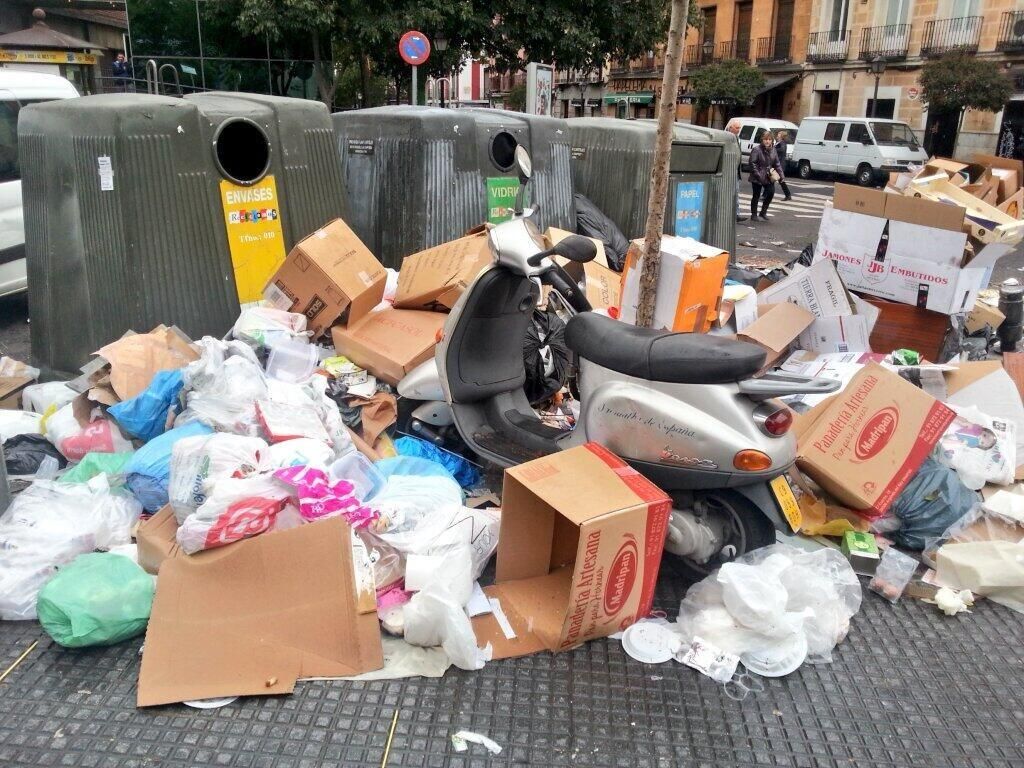 Una moto en la calle rodeada de basura. \ @fanetin