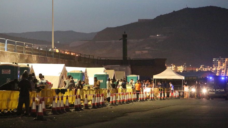 Más de 400 migrantes pasan la noche en el muelle de Arguineguín, al sur de Gran Canaria