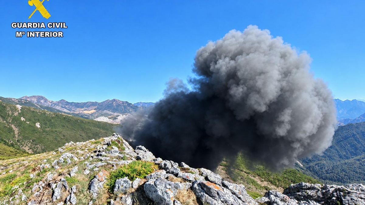 La Guardia Civil destruye en Puebla de Lillo un proyectil de artillería de la guerra civil que aún conservaba el detonador