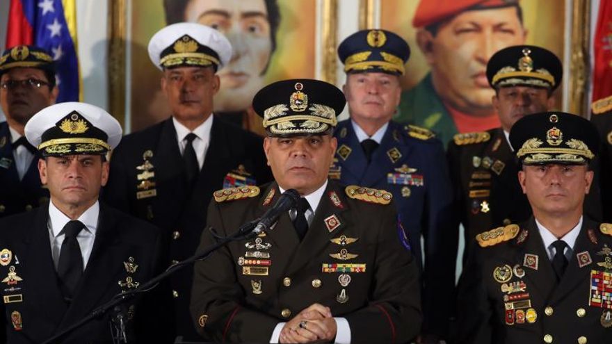 El ministro de Defensa reporta "normalidad" en los cuarteles y rechaza el golpe en Venezuela