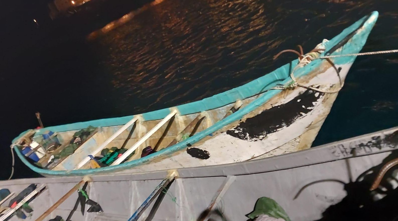 Imagen del cayuco de los 59 migrantes llegados a El Hierro esta madrugada