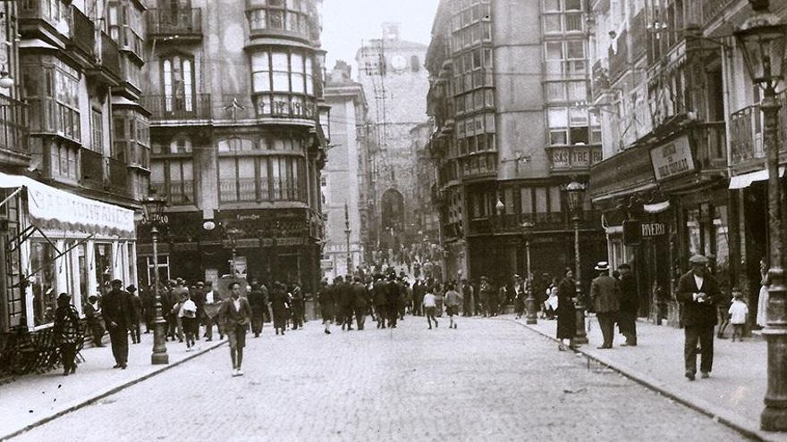 Plaza Vieja frente a la catedral de Santander.