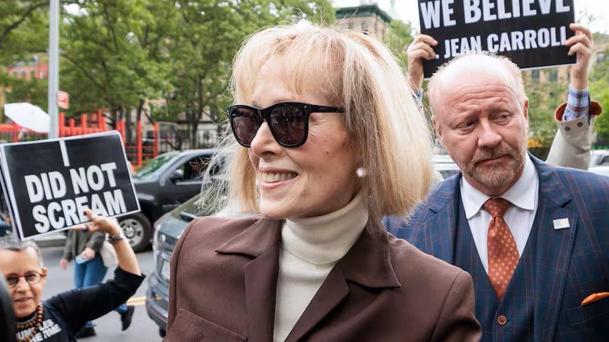 E. Jean Carroll llegando a la corte en la que se deliberó su caso contra Donald Trump en 2023.