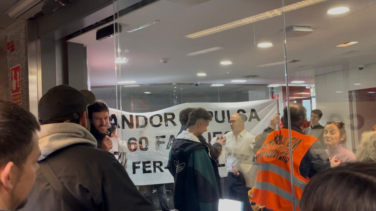 Inquilinos y activistas ocupan las oficinas en Barcelona de Vandor, una Socimi que convierte viviendas en 'colivings'