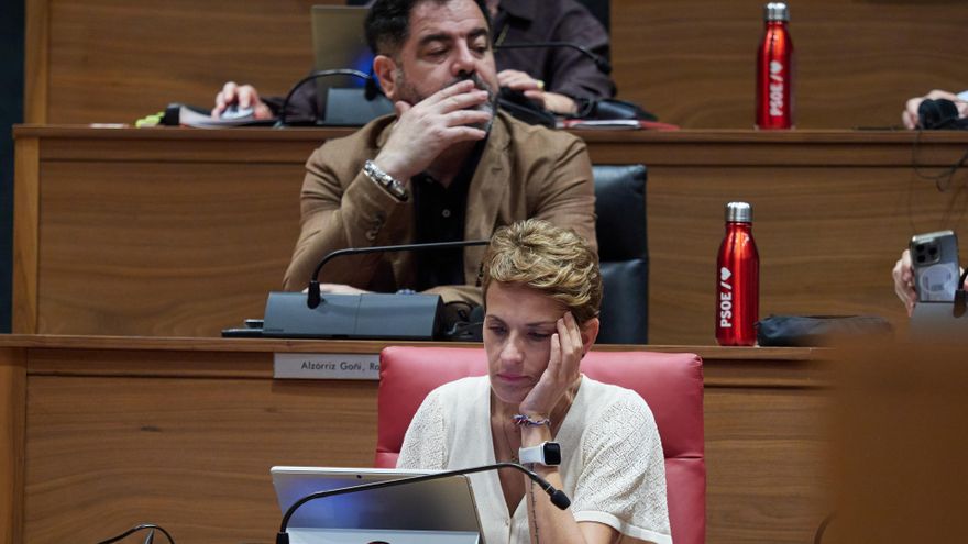 La presidenta del Gobierno de Navarra y secretaria general del PSN-PSOE, María Chivite, y el exvicesecretario general del PSN-PSOE, Ramón Alzórriz, durante un pleno en el Parlamento de Navarra, a 19 de junio de 2025, en Pamplona, Navarra (España). La sesi
