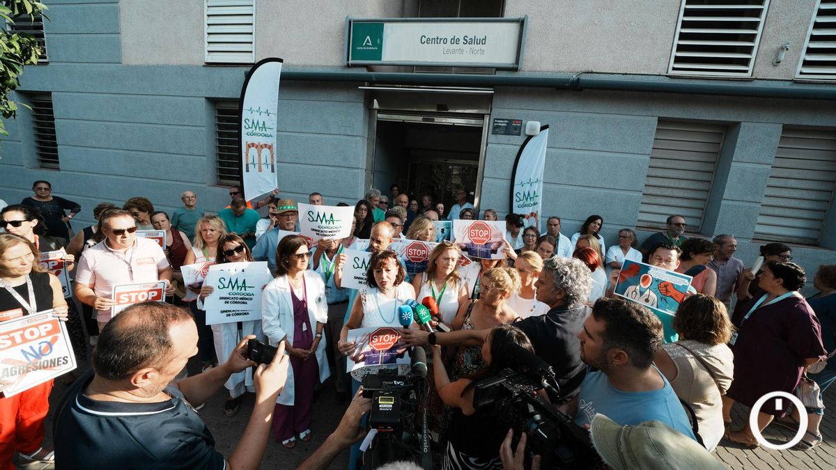 Una concentración reclama "tolerancia cero" ante las agresiones a sanitarios
