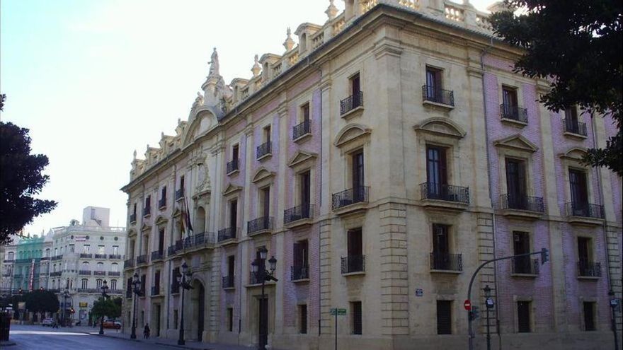 La Justicia avala la expulsión de una mujer marroquí, madre de una niña escolarizada y cuyo marido evitó con una multa