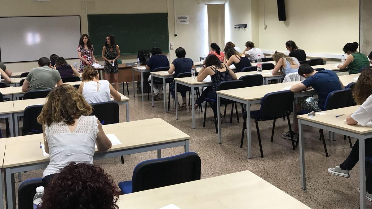 Opositores durante la realización del examen.