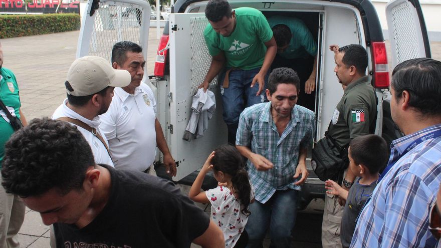 Detienen a 359 migrantes en un camión en el estado mexicano de Veracruz