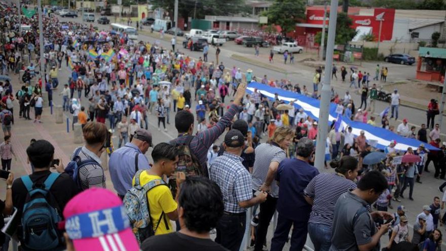 Manifestantes participan en una protesta para exigir la renuncia del presidente de Honduras, Juan Orlando Hernández, este martes en Tegucigalpa (Honduras), por su presunta implicación en una conspiración para usar dinero del narcotráfico.