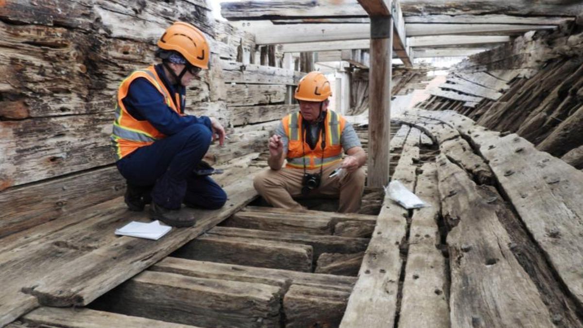 Robert Blanchette, profesor de la Universidad de Minnesota, y Claudia Chemello, presidenta y cofundadora de Terra Mare Conservation, examinan la madera del USS Cairo