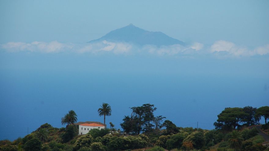 Zona este de La Palma con el Teide al fondo.