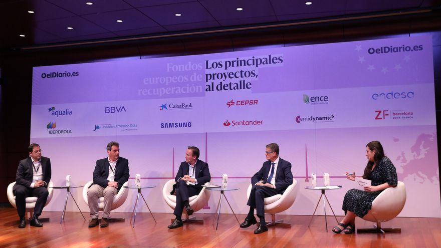 Carlos Gándara, director de Negocio de Empresas de Samsung Electronics Iberia; Roger Espasa Sans, CEO de Semidynamics; Víctor Espinosa, responsable global de Ingeniería de Client Solutions en BBVA; y Roberto Sánchez, secretario de Estado de Telecomunicaciones. La mesa ‘Tecnología de vanguardia: microchips, semiconductores y digitalización de pymes’ fue moderada por Vanesa Rodríguez, directora de nuevas audiencias de elDiario.es.