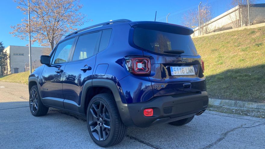 La batería del Renegade 4xe tiene una capacidad nominal de 11,4 kWh y otorga 48 kilómetros de autonomía en ciclo WLTP.