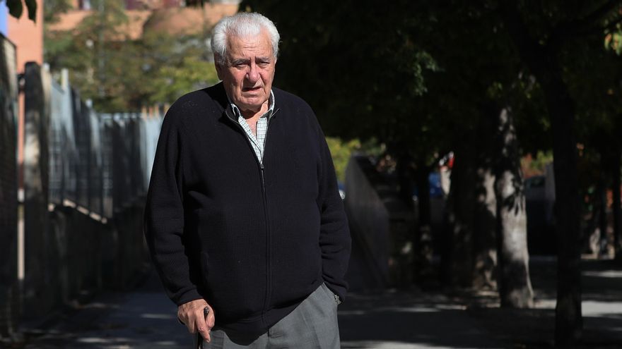 Tomás Plaza, de 82 años, junto a la residencia de mayores de Peñuelas, donde vive con su mujer