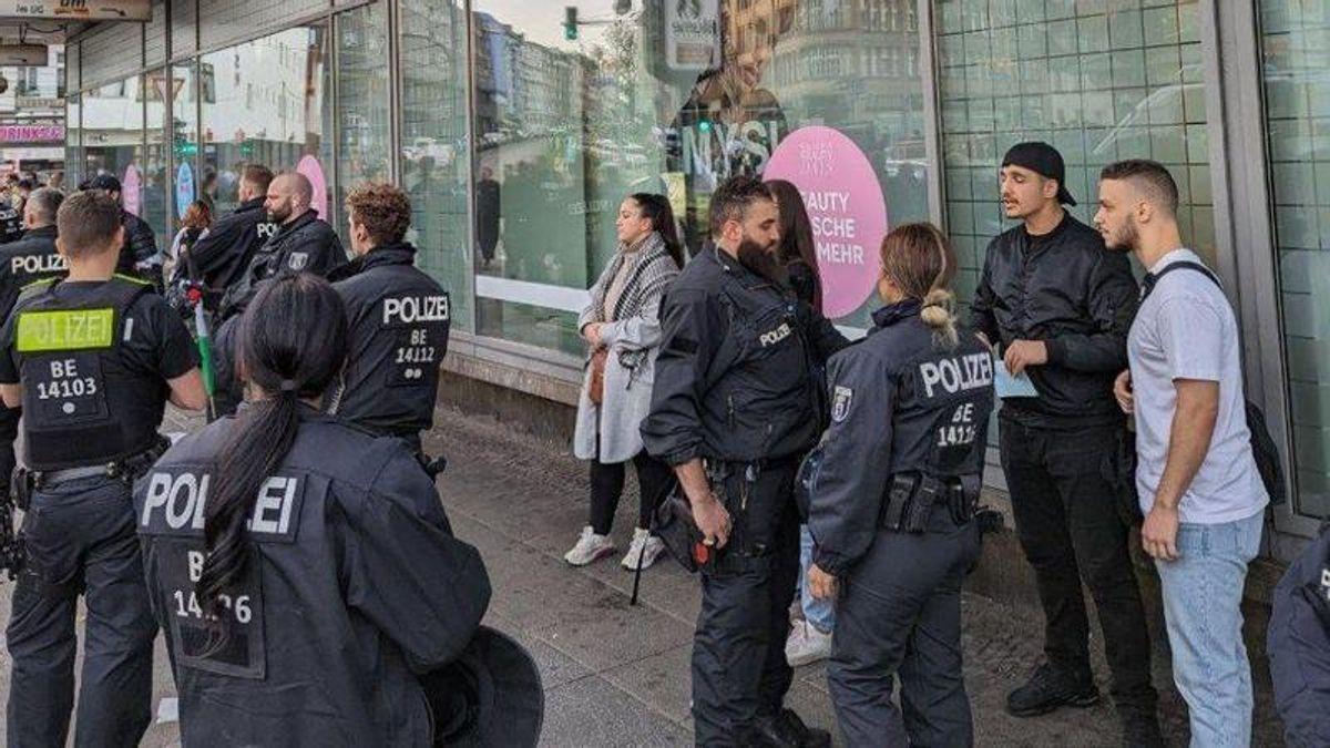 Los agentes interrogan a los manifestantes.