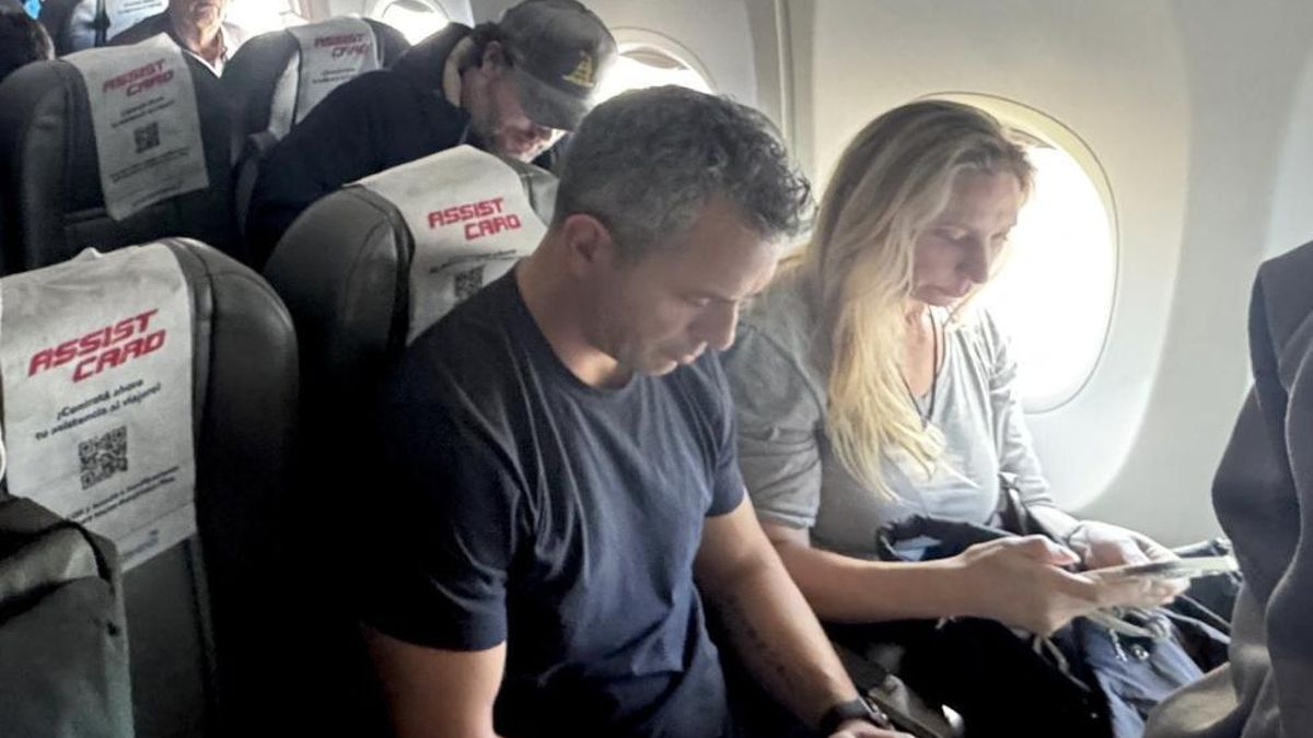 Karina Milei y Menem, en el avión rumbo a Corrientes, este jueves.