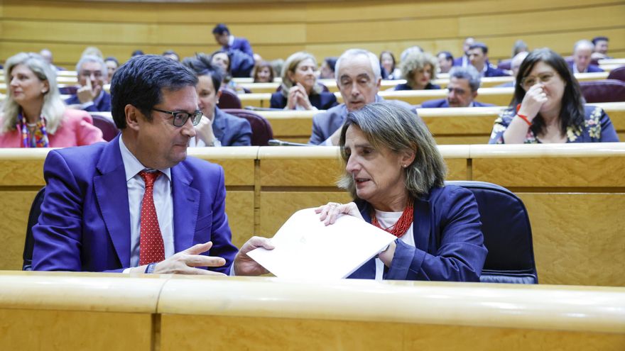 La vicepresidenta tercera del Gobierno, Teresa Ribera (d), junto al ministro para la Transformación Digital y de la Función Pública, Óscar López (i), comparece este miércoles, en el Senado para ofrecer sus explicaciones sobre la gestión de las inundaciones producidas por la dana del 29 de octubre. EFE/ Zipi Aragón