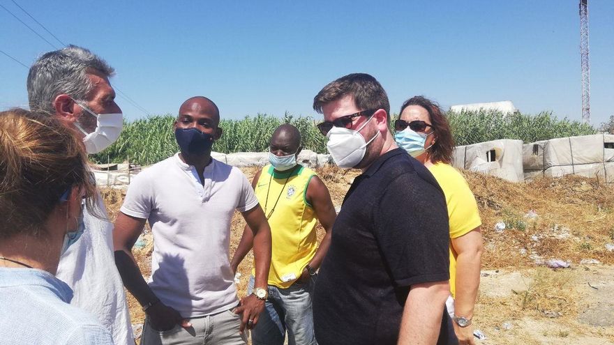 Miguel Urbán y Angela Aguilera, en su visita a un asentamiento de Lepe.