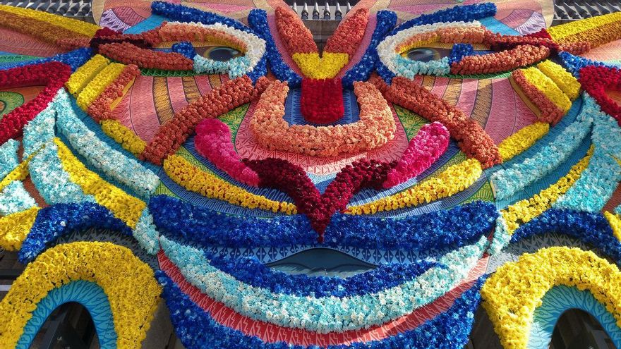 Detalle del jaguar de ocho metros de la fachada de la Casa de México