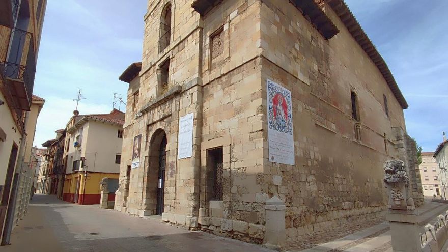 La iglesia del Mercado en León clava propaganda en la piedra sin permiso de Patrimonio mientras pide dinero para restaurarla