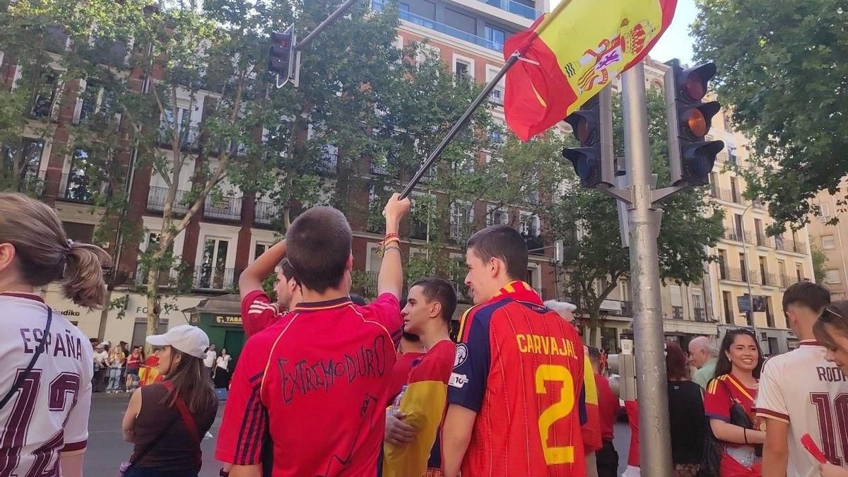 Aficionados esperan a la selección en la calle Princesa de Madrid