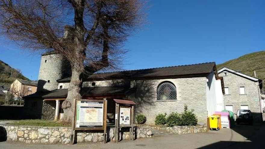 Iglesia con Tilo. Murias de Paredes.