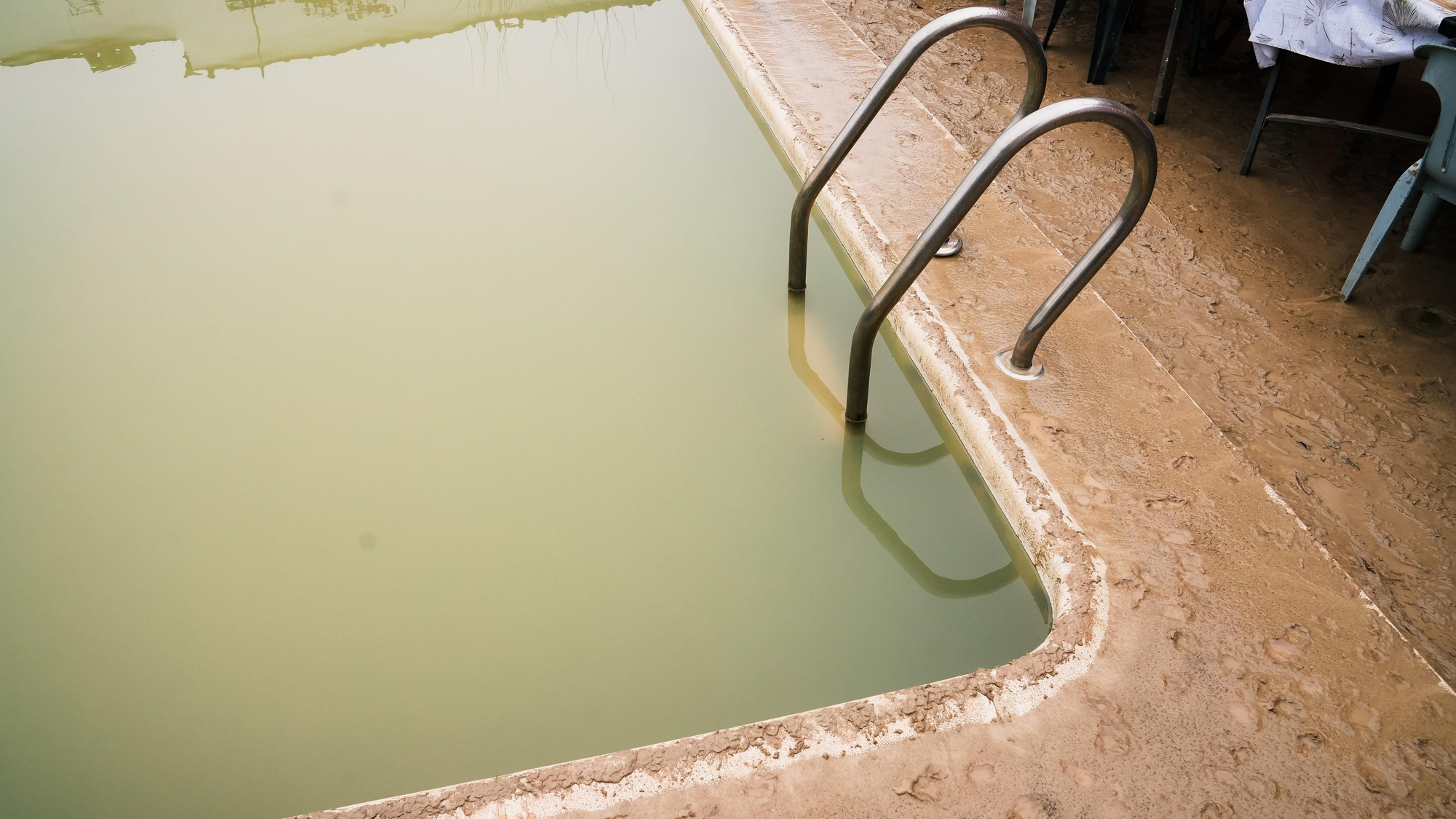El lodo y el barro, dentro de las parcelas de las calles Perdiz y La Tórtola