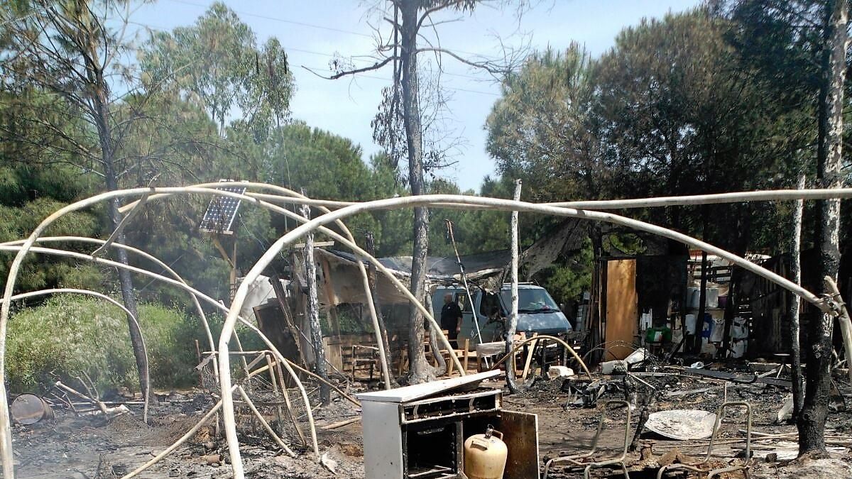 Imagen de archivo de un incendio en un asentamiento de Lucena del Puerto (Huelva)