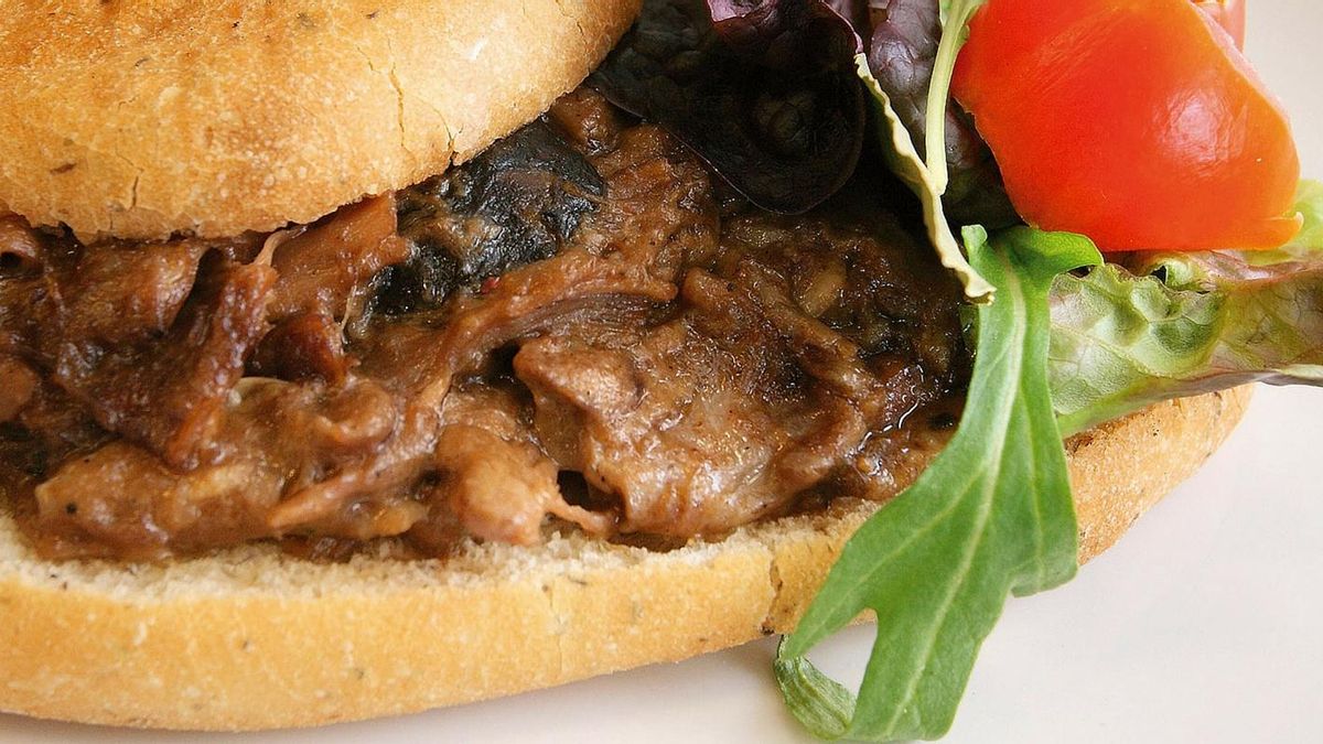 Una forma deliciosa de consumir el pan de cañada es prepararse un bocadillo relleno de ternasco