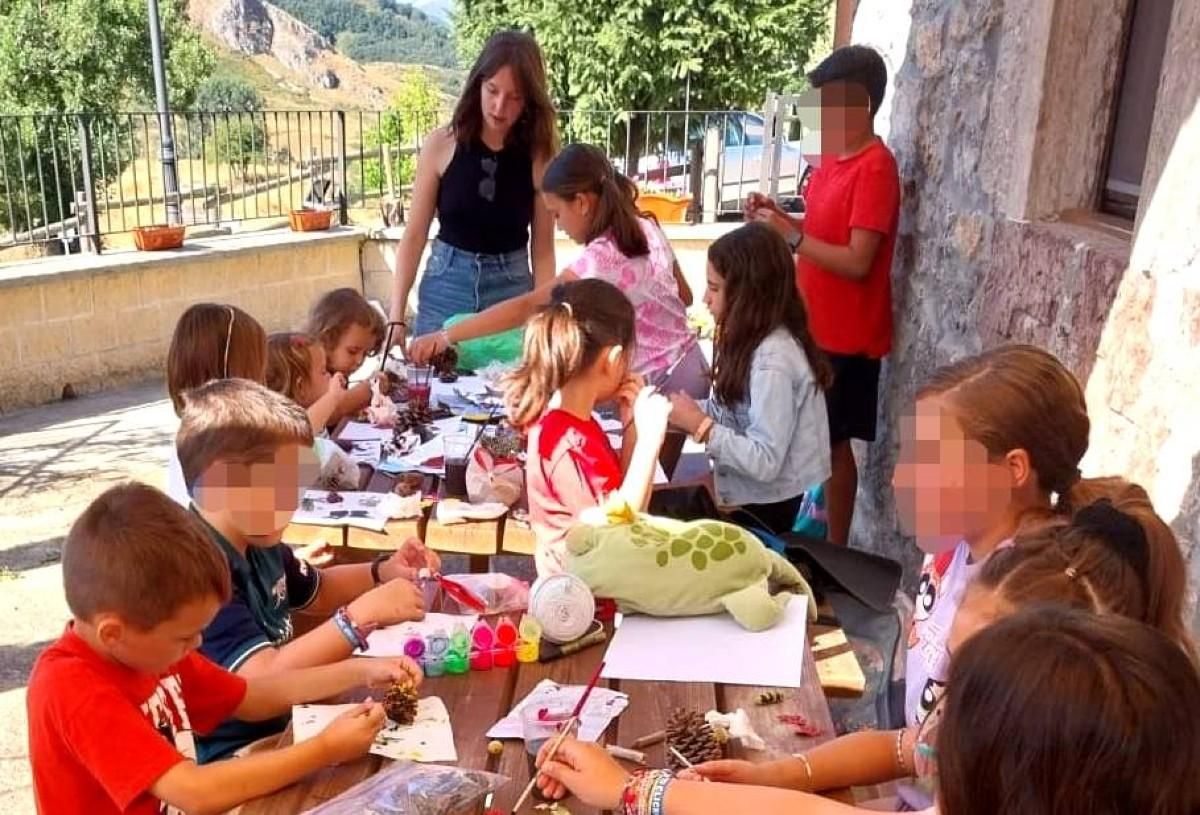 Taller de escarabajos peloteros con niños de la Montaña Oriental de León.