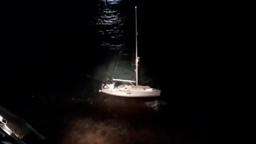 Salvamento rescata a los tripulantes de un velero varado al sur de Isla de Lobos