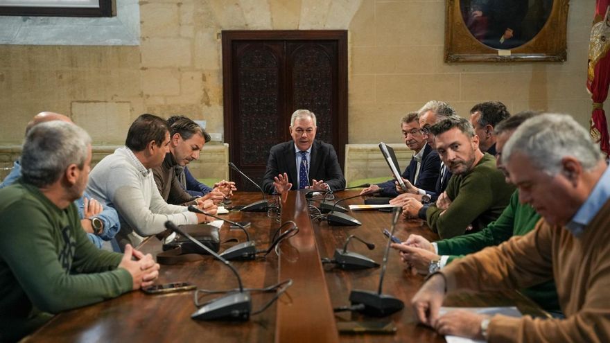 Reunión del alcalde de Sevilla, José Luis Sanz, con los responsables sindicales de la Policía Local.