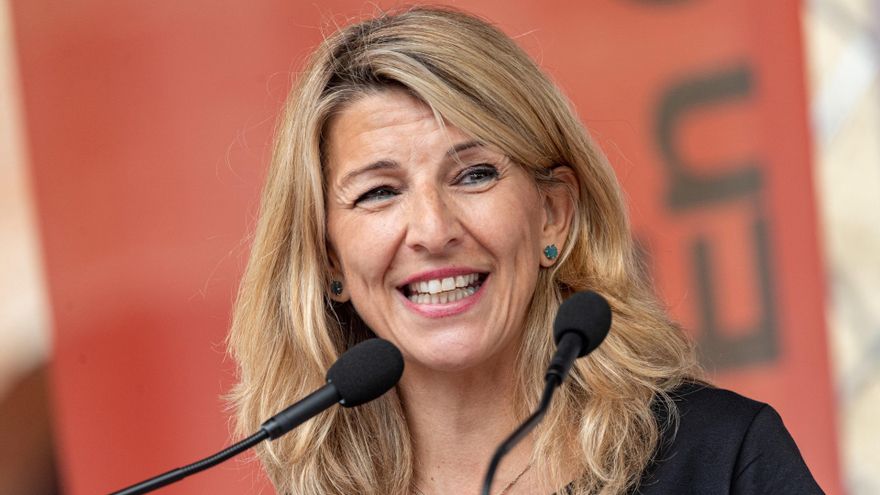 La vicepresidenta segunda, Yolanda Díaz, interviene durante un mitin, en plaza Major Nou Barris, a 13 de mayo de 2023, en Barcelona, Cataluña (España).