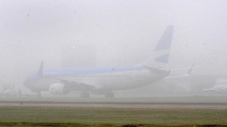 Vuelos en Ezeiza y servicios de trenes afectados por la niebla