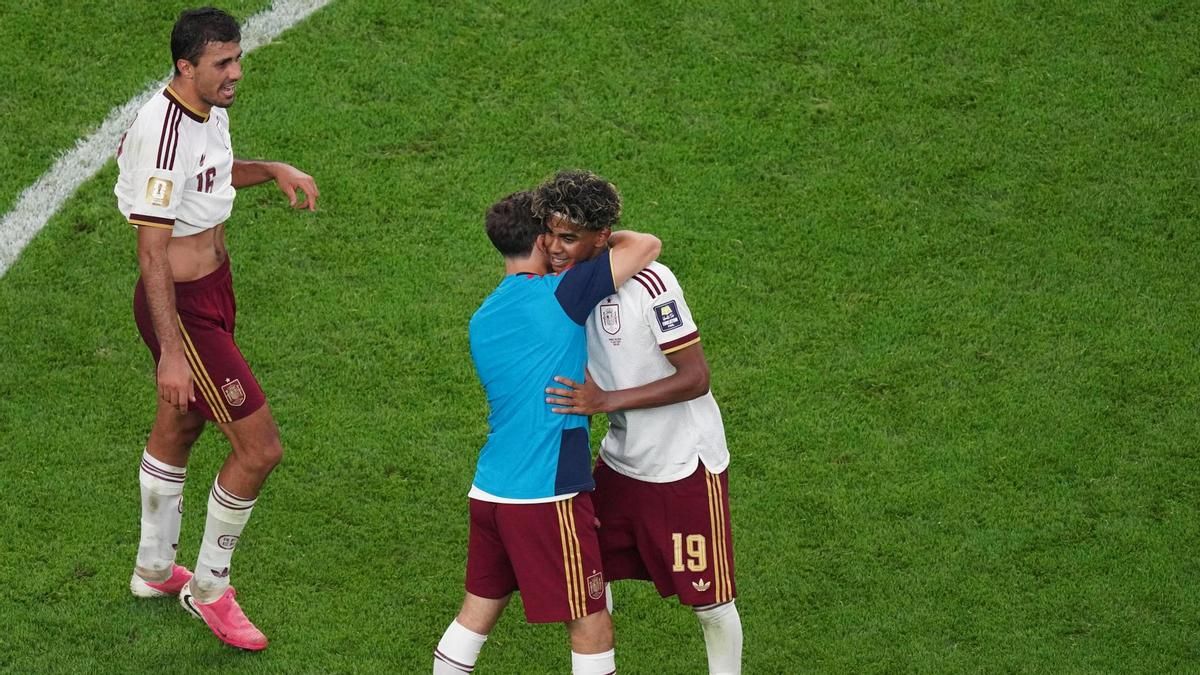 Lamine Yamal y otros jugadores de España celebran el triunfo este martes en el partido de semifinales del Mundial en Arlington, Estados Unidos.