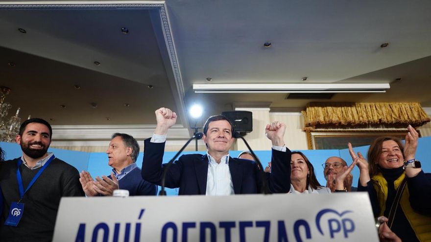 El candidato del PP a la reelección como presidente en la Junta de Castilla y León, Alfonso Fernández Mañueco, interviene tras el seguimiento de la noche electoral