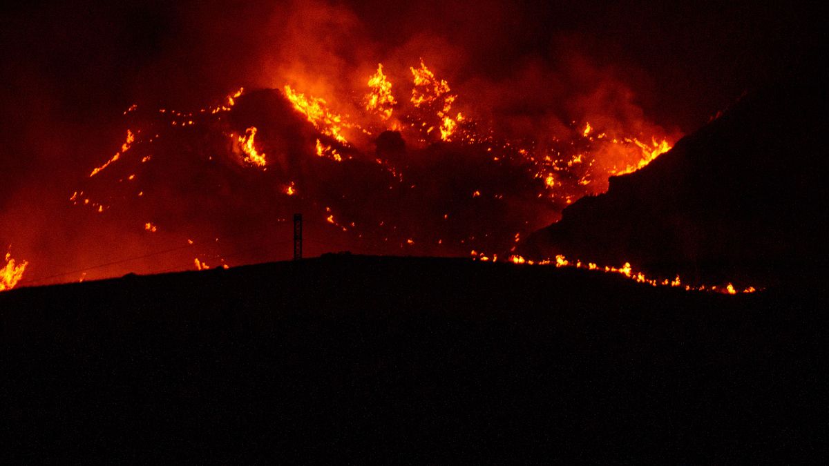 Imágenes nocturnas del incendio forestal de los Gallardos.