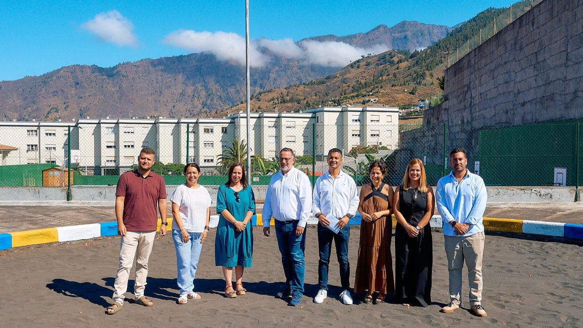 Visita de Poli Suárez (c), consejero de Educación, Formación Profesional, Actividad Física y Deportes  del Gobierno de Canarias, al Centro de Educación Infantil y Primaria (CEIP) El Roque, en el municipio de Los Llanos de Aridane.