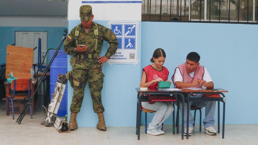Notificadas 71 personas por fotografiar la papeleta de votación en Ecuador