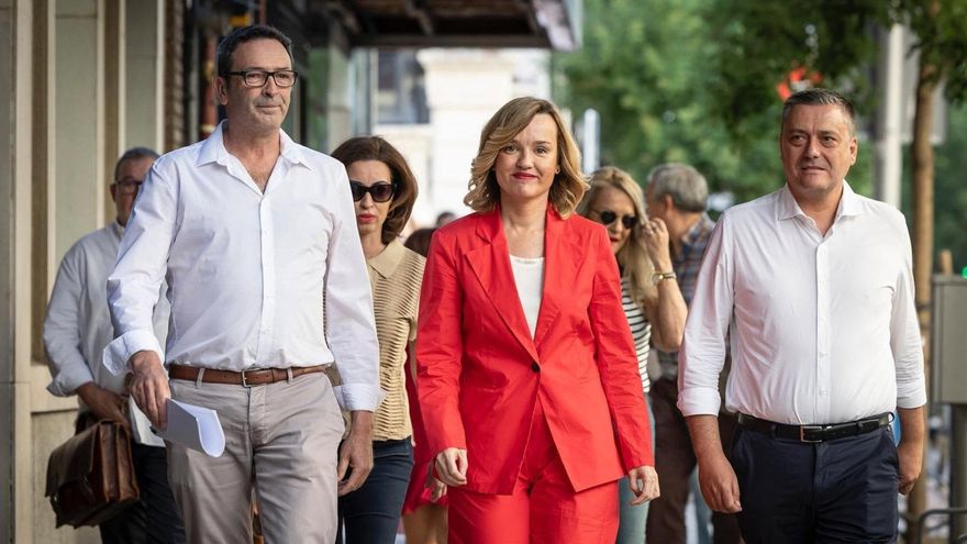 Pilar Alegría, entre los secretarios provinciales de Teruel, Rafael Guía, y Huesca, Fernando Sabés, a su llegada al Comité Federal de este sábado.