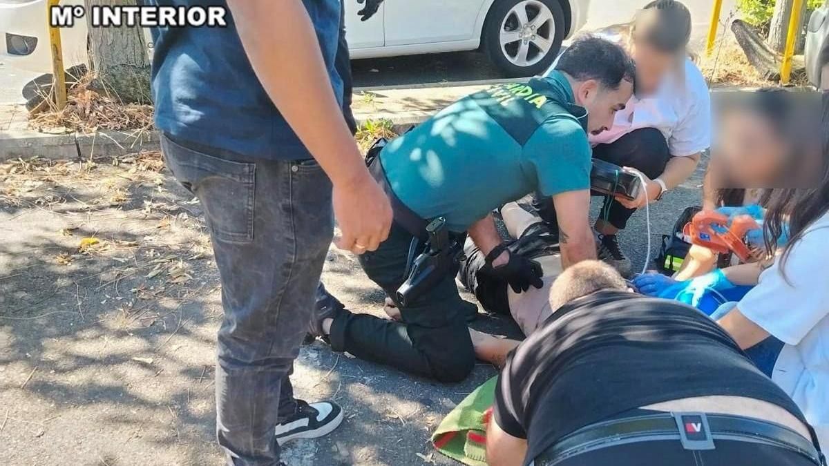 Agentes de la Guardia Civil de Armunia salvan la vida a un conductor que entró en parada respiratoria